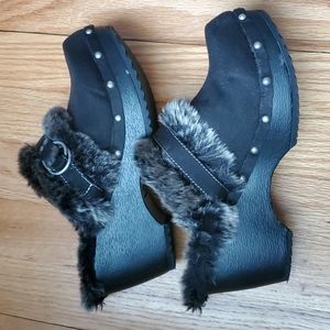 NWOT Arizona fur clogs